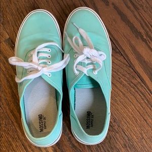 Size 7 aqua flats